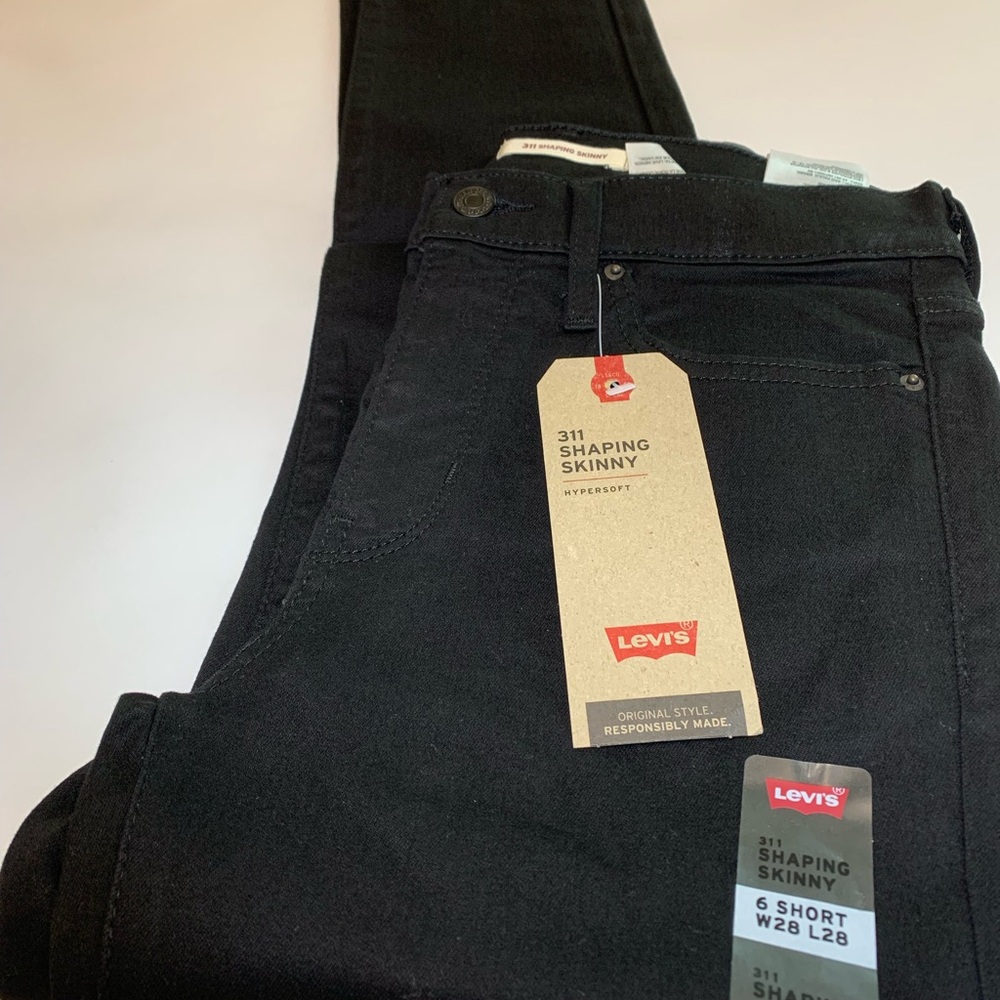 Levi's Sculpt Hypersoft 311 Skinny Jean. Size 6S.
W28 L28 New with Tags